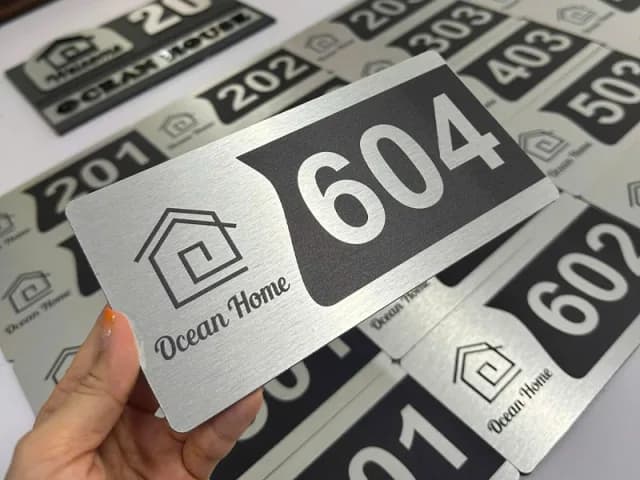 Bảng số phòng gắn cửa phòng khách sạn