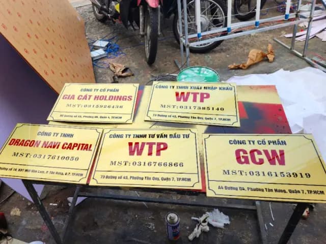 Bảng tên công ty gắn tường tại sảnh lễ tân